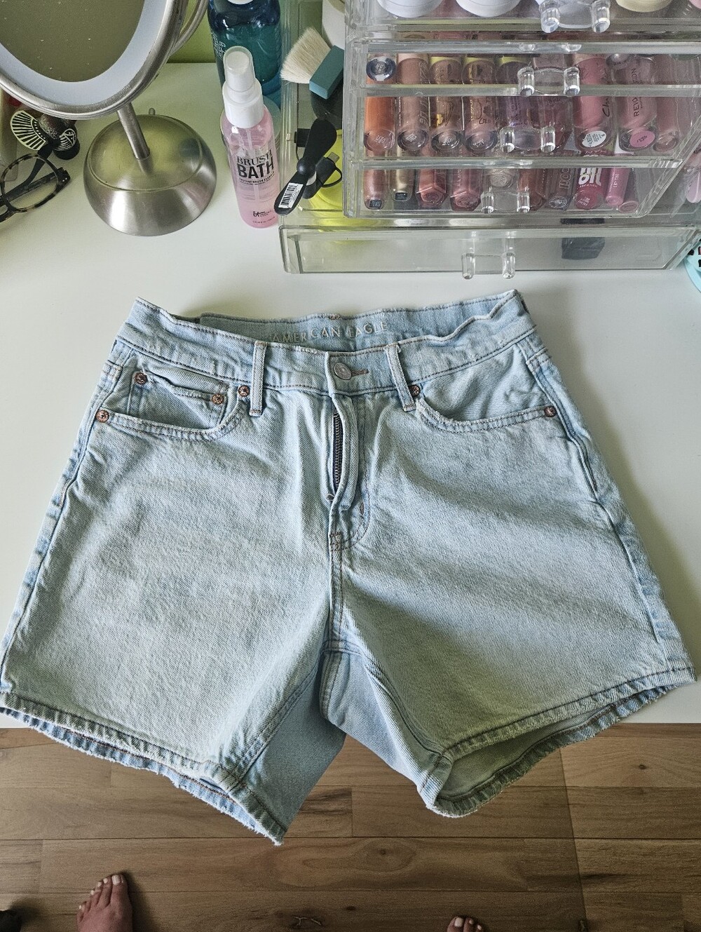 American Eagle Relaxed Short Light Wash Size 4